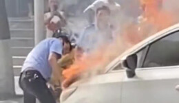 凡人英雄！汽车自燃民警顶大火撬引擎盖灭火