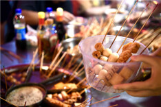 千亿规模火到国外 为我方麻辣烫自豪