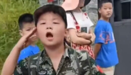 萌娃夏令营军训结束 扯着嗓子挨个给家人敬礼