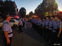 洪江市公安局组织开展夏夜巡查宣防第一次集中统一行动