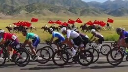 画面太燃！新疆牧民策马擎五星红旗为选手助威