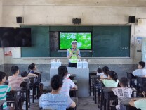 涟源市交警大队给留守儿童上暑期交通安全课