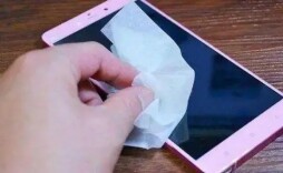 手机屏幕脏了用酒精擦？正确清洁方法是……