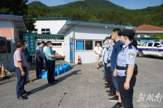 蔡富强带队开展夏季“送清凉”活动 走访慰问一线工作者