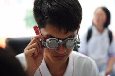 同仁暑期迎来“摘镜潮”提醒家长注意： 近视手术不可盲目做！