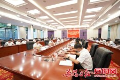 岳阳市委理论学习中心组举行第九次集体学习 曹普华主持