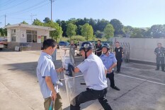 双牌清泉岩派出所联合企业开展反恐防暴演练