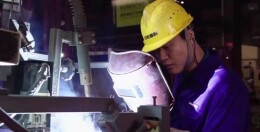 匠心能人点亮未来｜00后焊工谢春强：焊枪绘就钢铁艺术