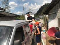 永顺农商银行：送水上门解民忧  助力抗旱润民心