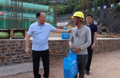 双牌：段宁洪到监管中心建设工地开展“送清凉”活动