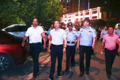 邓伟谋率队开展夜巡