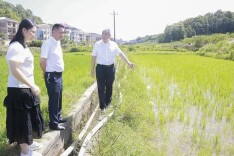 刘杰到乡镇调研指导抗旱工作时强调：争分夺秒抗旱引水 力争将旱情的影响降到最低