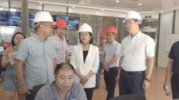 冯海燕来我县调研安全生产和经济发展工作