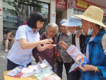 龙山农商银行：摆摊设点，积极开展“反假货币”金融知识宣传活动