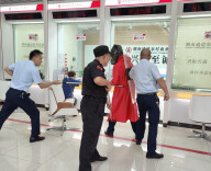 通道农商银行：营业部开展防暴防火应急演练活动