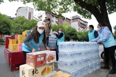 凤凰：爱心捐赠助抗疫 志愿服务暖人心