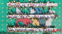 我为祖国添彩丨安仁第一幼儿园：涂鸦长卷 献礼二十大