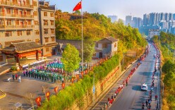 组图丨同心抗疫 感恩有您 凤凰县热烈欢送援凤抗疫医疗服务队返程