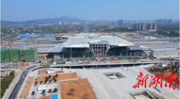 高举智臂一展所长，中联重科智能高机加速助建常德高铁站