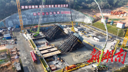 助建又一“世界首座”，中联重科设备鏖战长江新地标