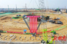 圆满首吊世界首座“五塔合一”机组，中联重科起重机再续施工传奇