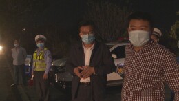 王洪灿夜晚督导交通卡口疫情防控工作
