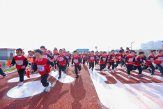 萌力十足！万雨合业2022岳阳·君山最美长江岸线马拉松之小马牵手赛欢乐开跑！