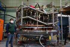 我国首台引进仿星器装置运抵南华大学