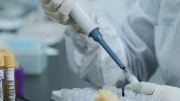 挑个“温和的毒株”感染产生抗体行吗？医生解答