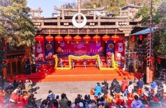 凤凰：精神文明结硕果 多彩民俗闹苗年