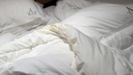 女子住长沙某网红酒店 盖“呕吐物”睡一晚，酒店：保洁没看见，补偿400元