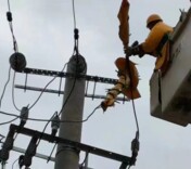 国网凤凰县供电公司：带电作业静悄悄 春节用电无忧愁