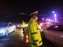 凤凰公安全警在岗，为春节交通安全保驾护航