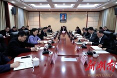 县委常委会召开会议 毛运鸿主持