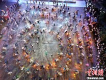 甘肃山丹百口大锅同炒千年丝路美食“炒拨拉”