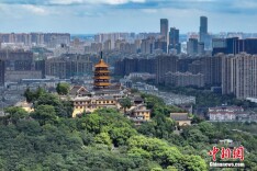 航拍江苏南通滨江“水天一色”生态美