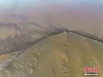 浙江嘉兴：钱塘江现罕见三叉潮 三股潮水交汇渐缩为三角形