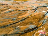 俯瞰新疆且末蜿蜒河道 色彩斑斓壮美如画