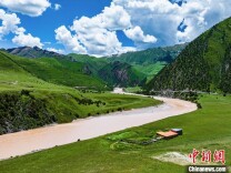 青海澜沧江源园区昂赛大峡谷：只此青绿 美意正浓