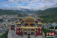 航拍三江源小城青海玉树：群山披翠 藏式小楼错落有致
