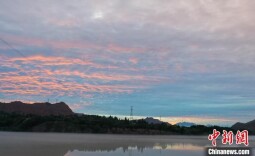 青海尖扎：夏日雨后薄雾 黄河现朦胧