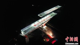 广西贵港市公路跨铁路“第一转”转体成功