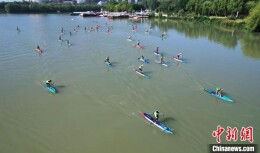 宁夏银川：青少年竞逐桨板赛场