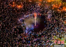 大理巍山欢度火把节：火把燃情 点亮古城夜空