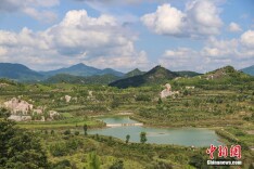 东江源头江西寻乌废弃矿山“蝶变”：从“白色沙漠”到“生态绿洲”