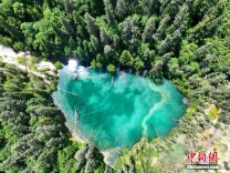 宛如翡翠镶嵌于山林间 四川九寨沟县神仙池风景如画