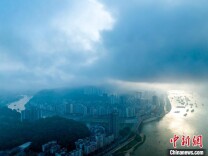 广西梧州：青山高楼云雾缭绕 宛若 “天空之城”