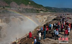 黄河壶口瀑布水量增大 水雾弥漫现“彩桥通天”美景