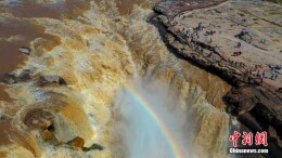 黄河壶口瀑布现彩虹通天美景