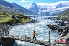 西藏萨普雪山美景如画